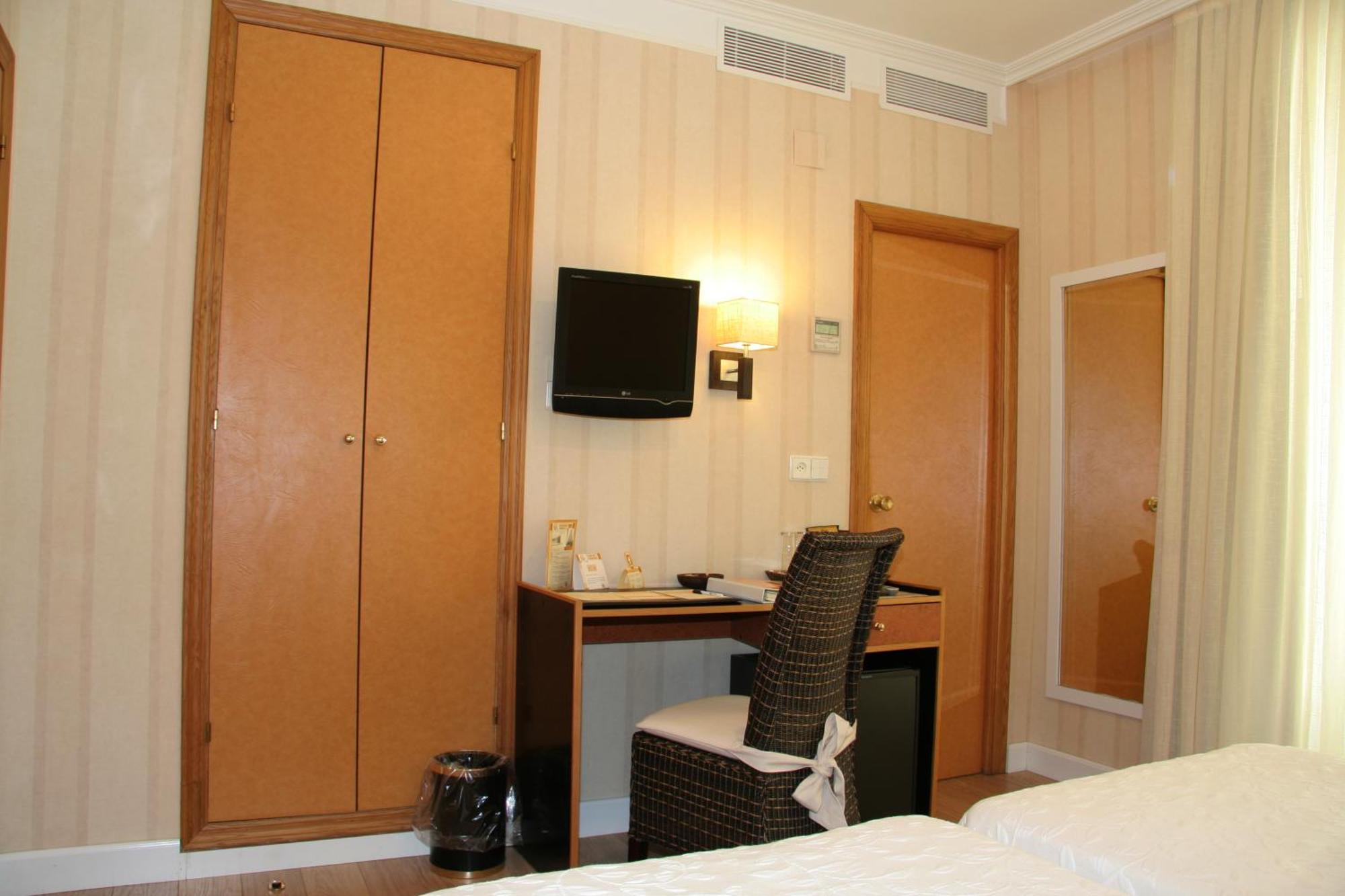 โอสตัล ปารีส Hotel บายาโดลิด ภายนอก รูปภาพ